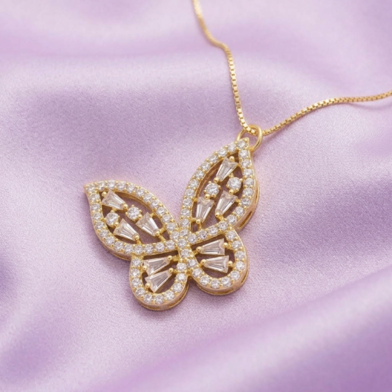 Colar borboleta cravejado dourado